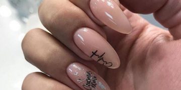 Maniküre mit Inschriften 2024: ein Foto einer schönen und modischen Maniküre