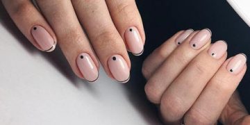 Nude Maniküre mit Punkten