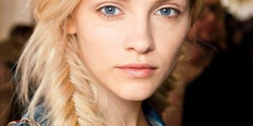 Schönes Flechten mit langen Haaren