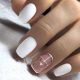 Weiße Maniküre 2024: Trends in Geometrie und Abstraktion