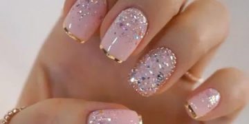 Zarte Maniküre mit Steinen und Strasssteinen