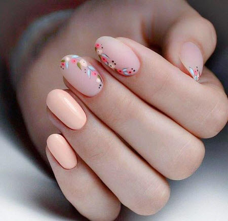 Nageldesign mit kleinen Blumen