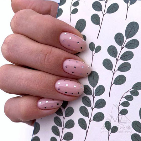 Modische und stilvolle Maniküre mit Punkten