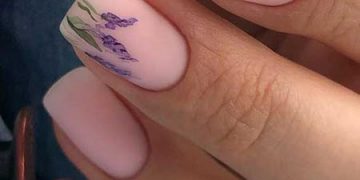 Schöne Maniküre mit Lavendel