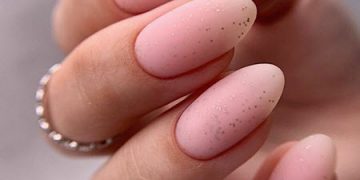 Foto der modischen matten Maniküre