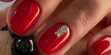 Rote Glitzermaniküre