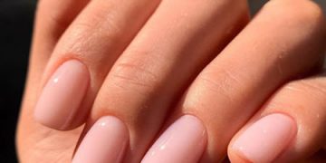 Nackte Maniküre, die teuer aussieht