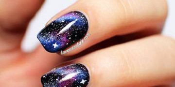 Foto der neuen dunklen Maniküre