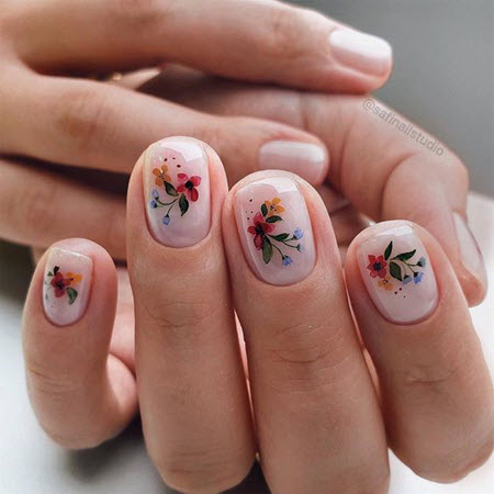 Unterschiedliche Maniküre an beiden Händen