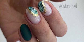 Foto von Nageldesign mit Gold für kurze Nägel