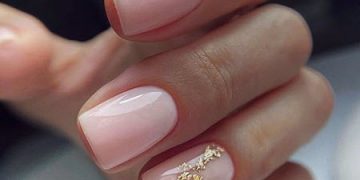 Foto von Nageldesign mit Gold für kurze Nägel