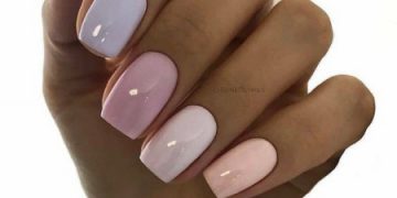 Foto von mehrfarbiger Maniküre für kurze Nägel