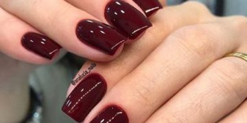 Foto einer schönen Burgunder-Maniküre