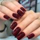 Foto einer schönen Burgunder-Maniküre