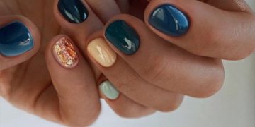 Foto der neuen schönen Maniküre für kurze Nägel